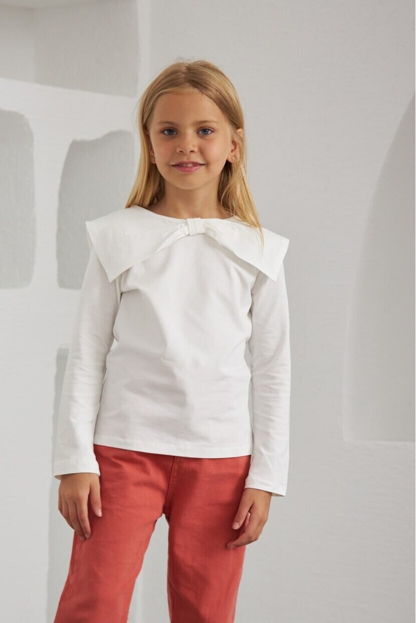 KIZ BEYAZ FİYONK YAKALI T-SHİRT