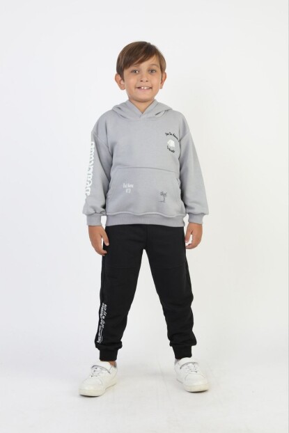 ERKREK KAPŞONLU SIRT BASKILI EŞOFMAN TAKIMI