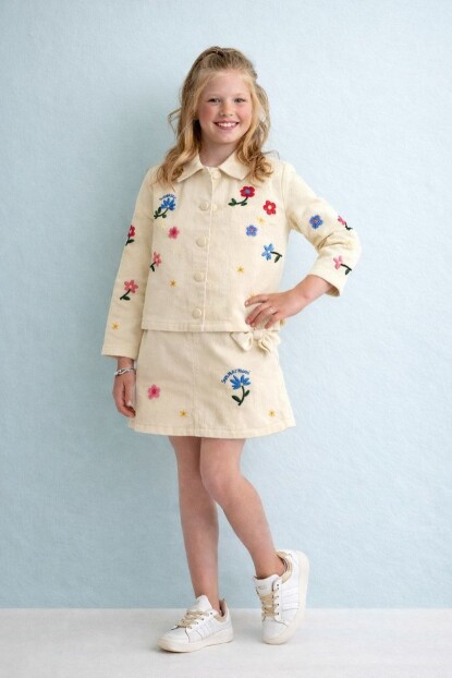 KIZ ÇİÇEK NAKIŞ SÜSLEMELİ ŞORT ETEKLİ GABARDİN TAKIM