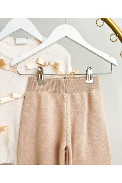 KIZ KREM FİYONK DESENLİ TRİKO TAKIM