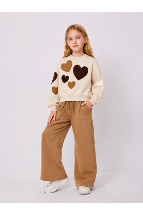 KIZ NAKIŞLI KALP SÜSLEMELİ EŞOFMAN TAKIMI